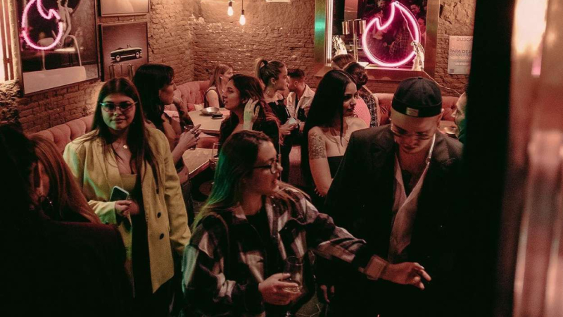 Imagen de un speed dating organizado por Tinder | Instagram/@tinderes