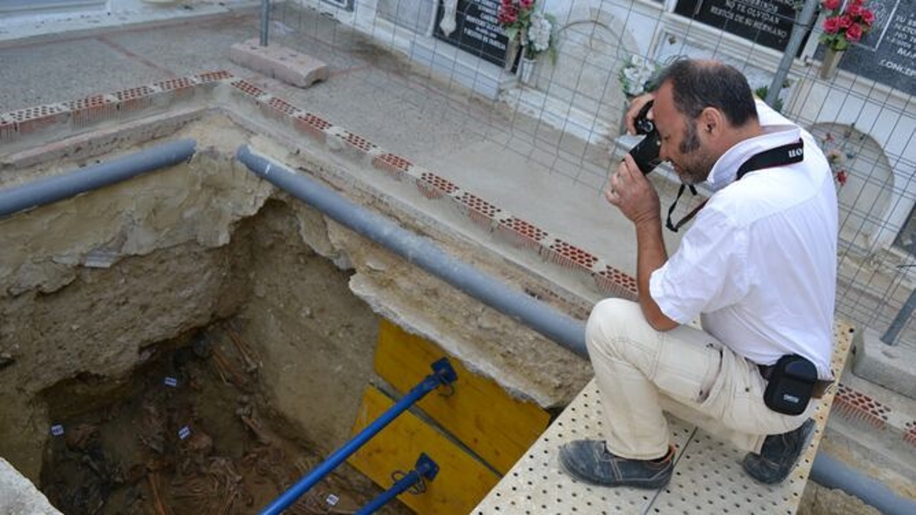 Identificado el alcalde de San Fernando tras hallar sus restos rodeados de dos losas de mármol