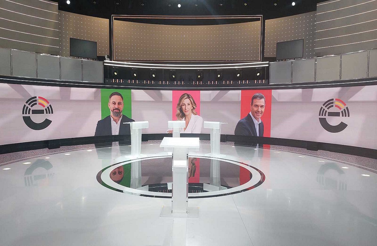 Los atriles de Santiago Abascal, Yolanda Díaz y Pedro Sánchez para el debate a tres de RTVE