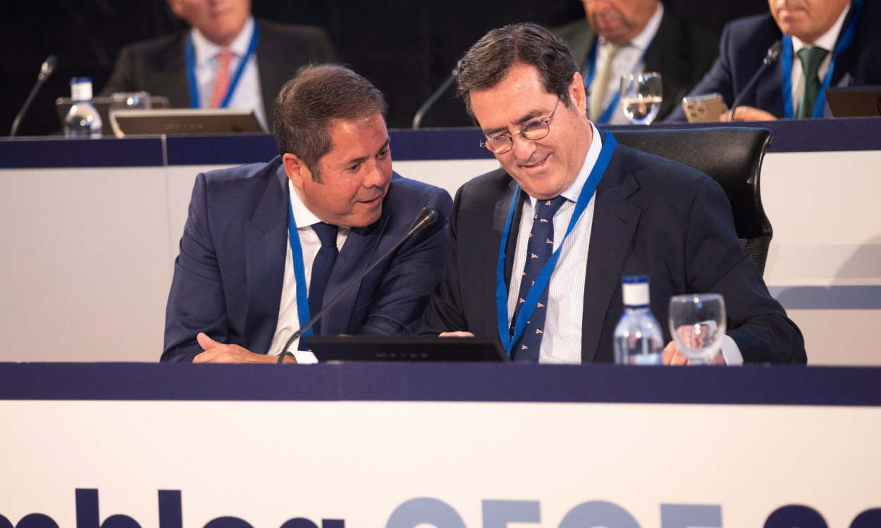Antonio Garamendi, presidente de CEOE, junto con Gerardo Cuerva, presidente de Cepyme, durante la Asamblea General.