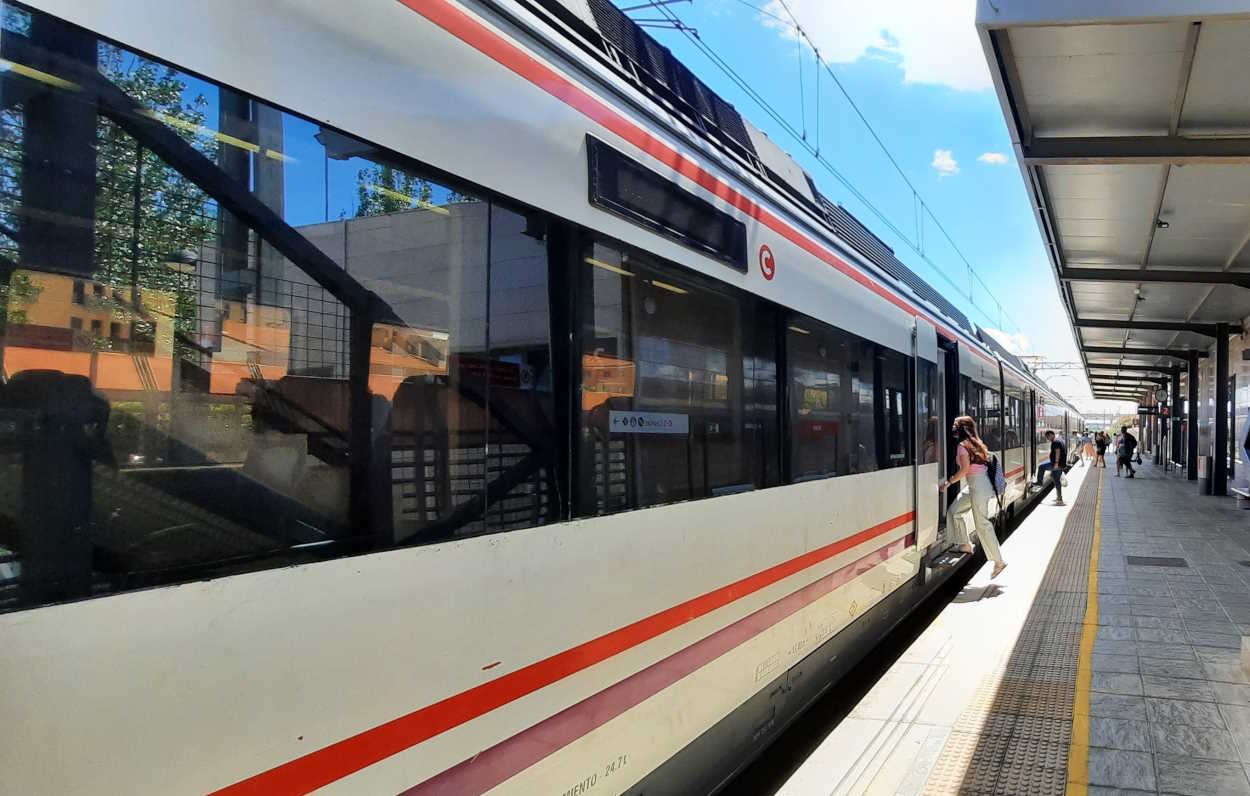 Una pasajera se sube a un tren de Cercanías de Renfe. EP