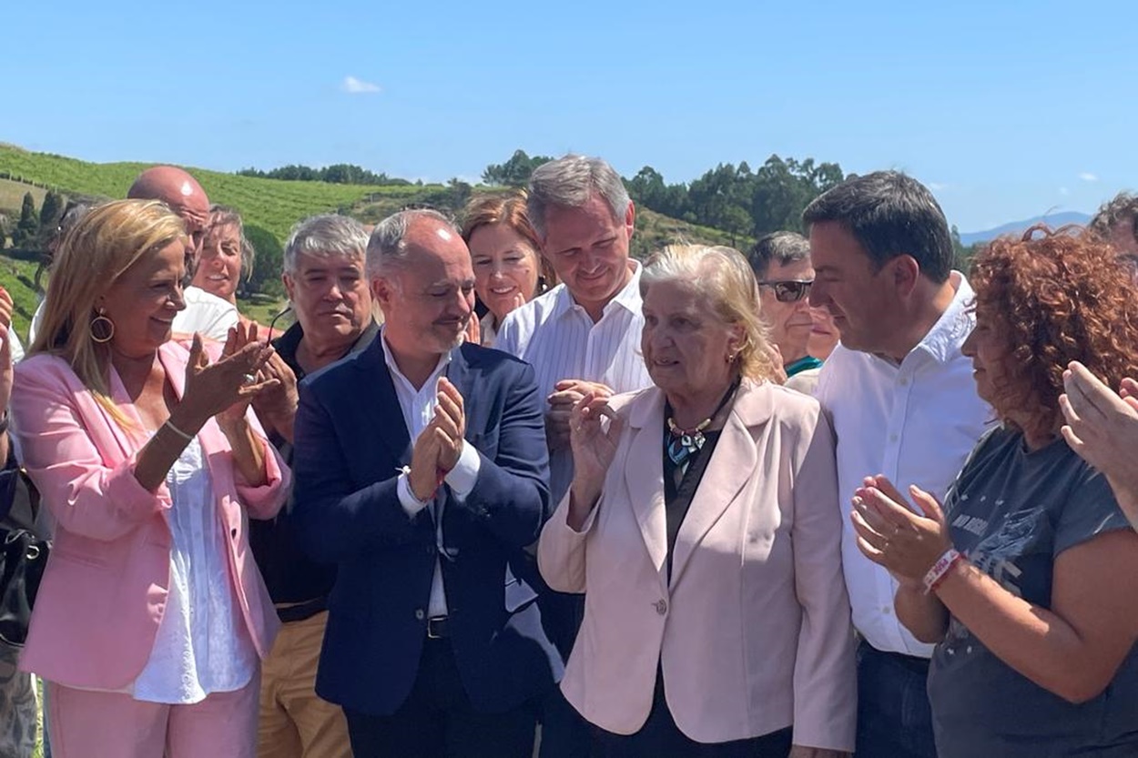 Formoso y Silva junto a Carmen Avendaño en el acto de hoy en recuerdo por la incautación del Pazo de Baión hace 15 años (Foto: PSdeG).