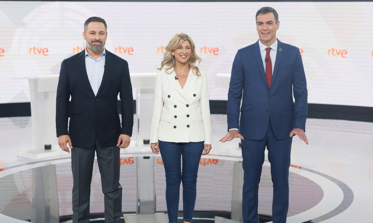 Los candidatos a la Presidencia, Santiago Abascal (Vox); Yolanda Díaz (Sumar), y Pedro Sánchez (PSOE), antes del debate electoral organizado por RTVE 