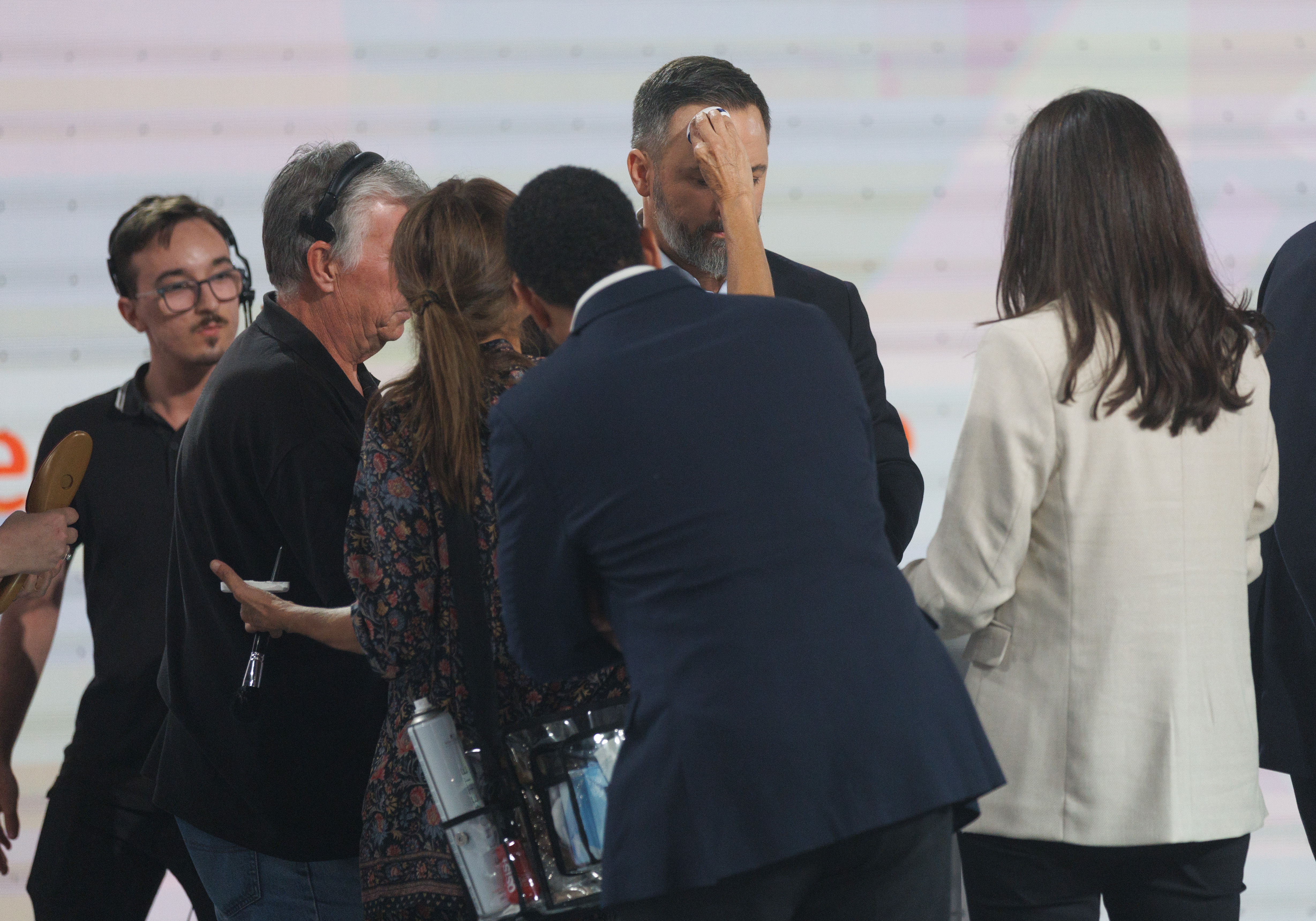 El candidato a la Presidencia por Vox, Santiago Abascal, con su equipo antes del debate electoral organizado por RTVE.