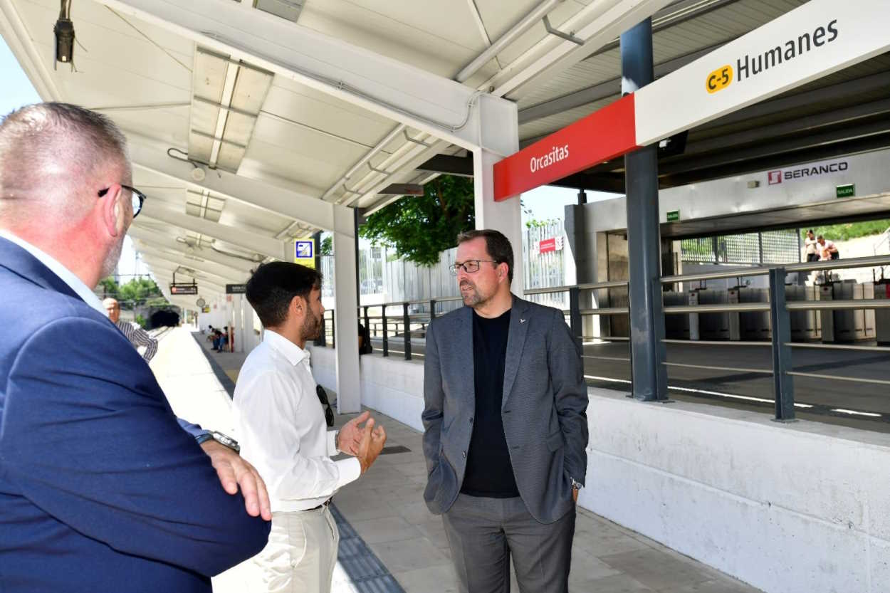 El presidente de Renfe, Raül Blanco, durante su visita a la estación de Cercanías de Orcasitas. EP