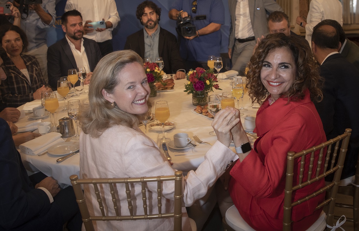 Nadia Calviño y María Jesús Montero en un desayuno informativo en Sevilla. EP