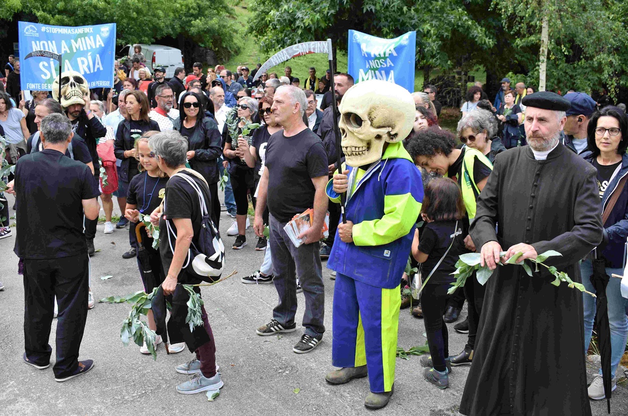 Imagen de la protesta vecinal realizada a principios de este mes contra los vertidos de la mina de San Finx (Foto: Europa Press)