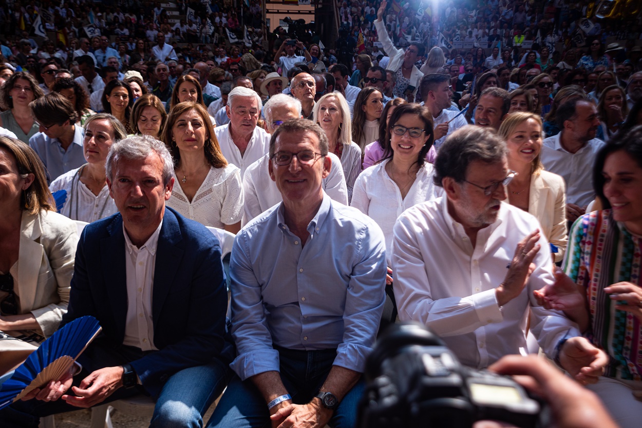 Feijóo flanqueado por Rueda y Rajoy hace unos días en un acto de campaña en la Plaza de Toros de Pontevedra (Foto: Europa Press).