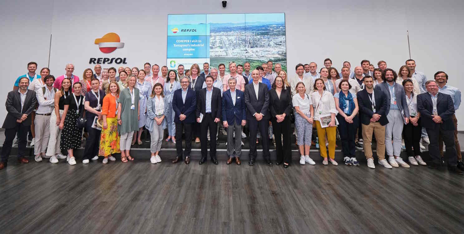 Foto de familia tras la visita del Comité de Representantes Permanentes de la Unión Europea a Repsol