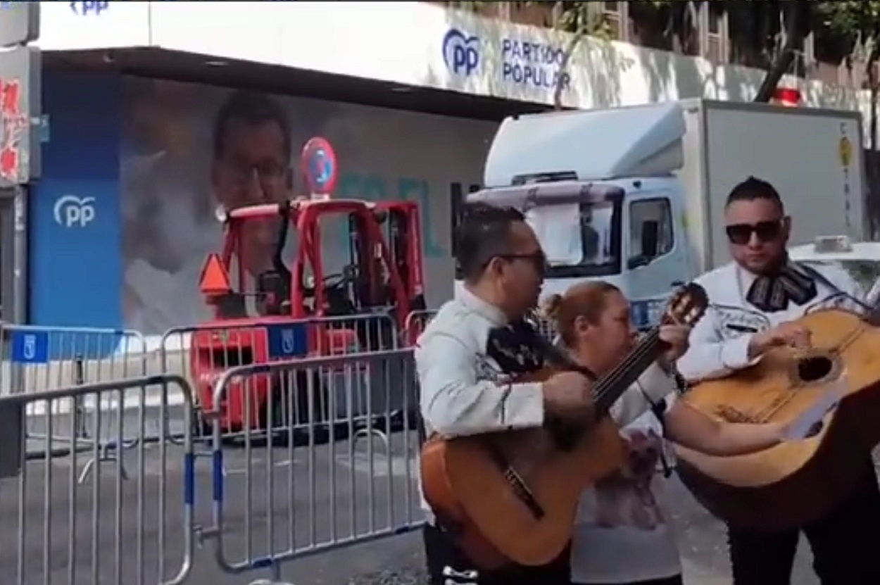 Mariachis frente a la sede del Partido Popular, entonando el 'narcocorrido'. Twitter