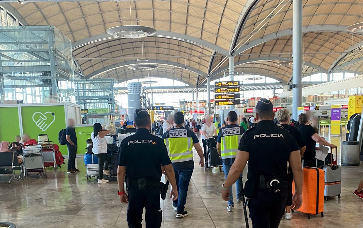 Imagen de archivo de policías en un aeropuerto. EP