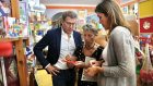 Alberto Núñez Feijóo junto a su mujer Eva Cárdenas comprando en A Coruña en una jornada de reflexión