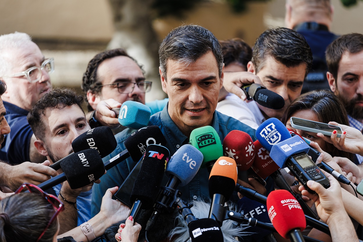 El presidente del Gobierno de España y candidato a la reelección por el PSOE, Pedro Sánchez, atiende a los medios después de votar en el Colegio de Nuestra Señora del Buen Consejo. Carlos Luján / Europa Press.