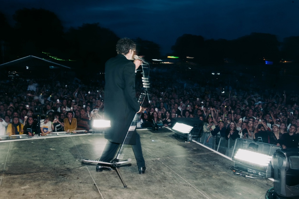 El artista británico Matty Healy, de la banda 'The 1975', durante un concierto. Twitter.