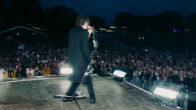 El artista británico Matty Healy, de la banda 'The 1975', durante un concierto. Twitter.