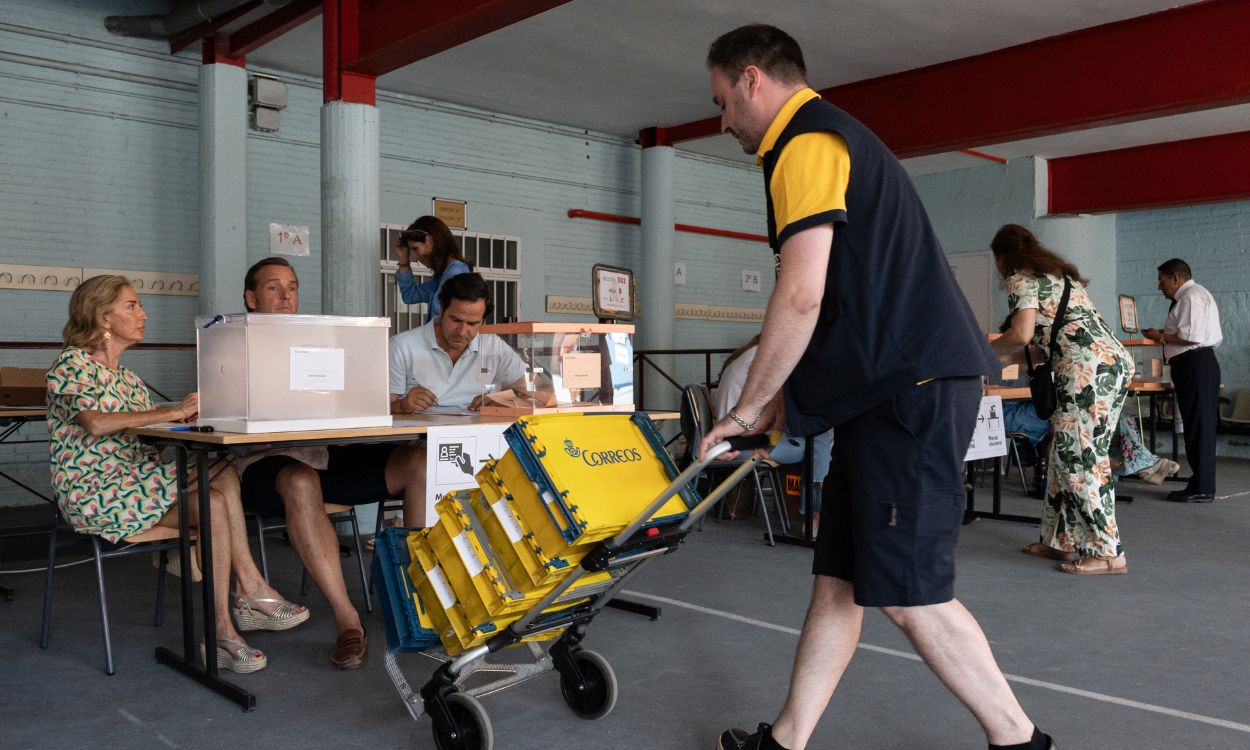 Un cartero llega al colegio electoral con el voto por correo correspondiente durante las elecciones generales, en el Colegio Ramiro de Maeztu, a 23 de julio de 2023, en Madrid (España).