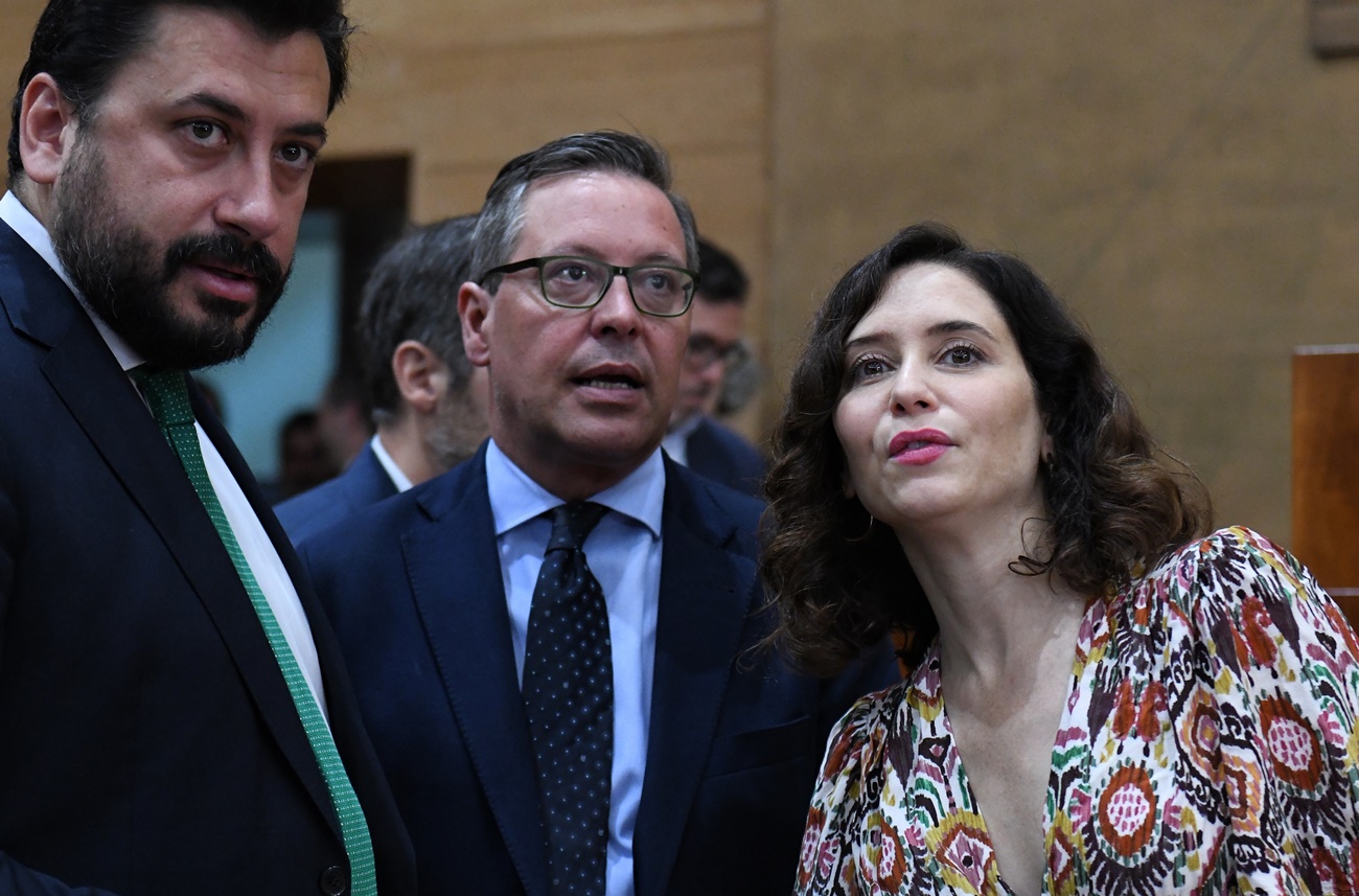 Alfonso Serrano junto a Carlos Díaz Pache e Isabel Díaz Ayuso en la Asamblea de Madrid