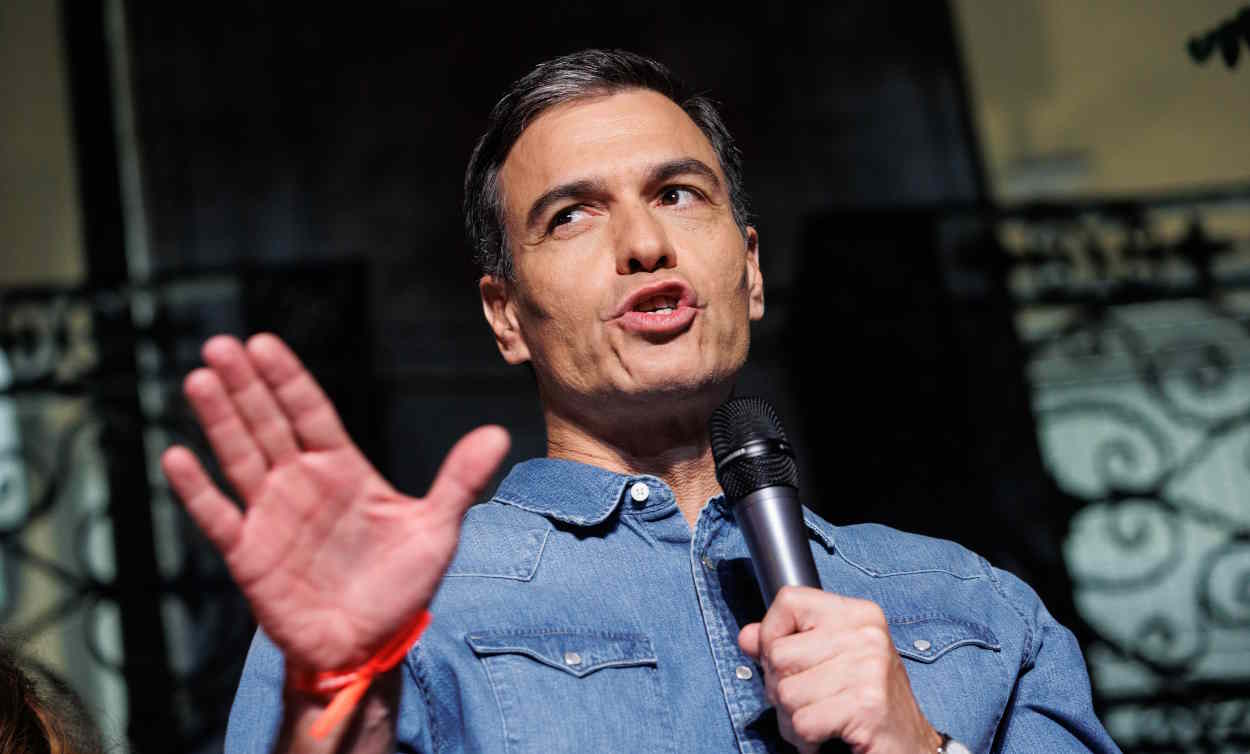 El presidente del Gobierno, Pedro Sánchez, en su intervención a las puertas de Ferraz. EP