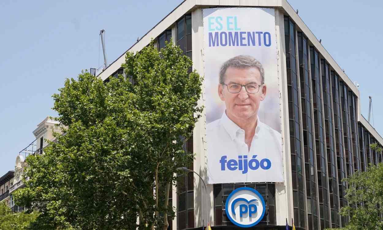 Antigua lona de campaña del PP en Génova. EP