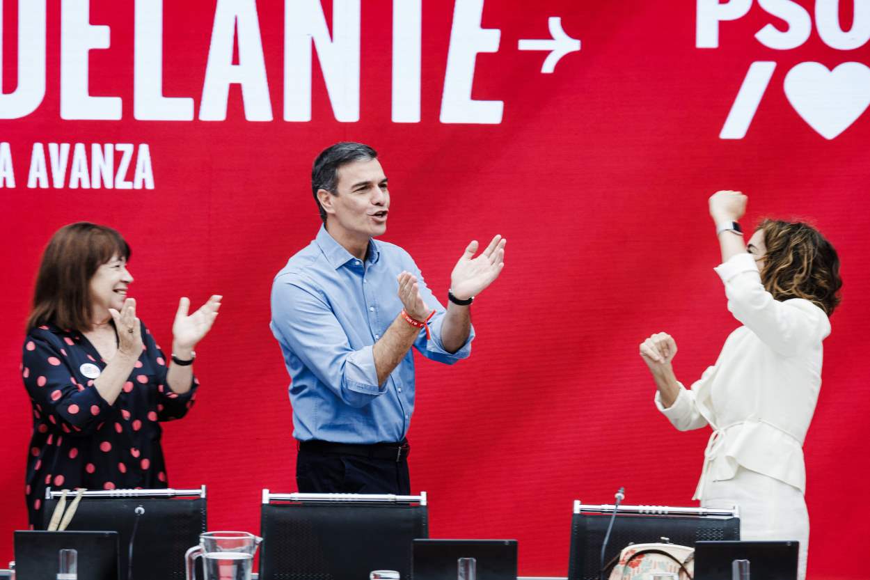 El presidente del Gobierno, Pedro Sánchez, en el arranque de la Ejecutiva Federal tras el 23J, junto a Cristina Narbona y María Jesús Montero. EP.