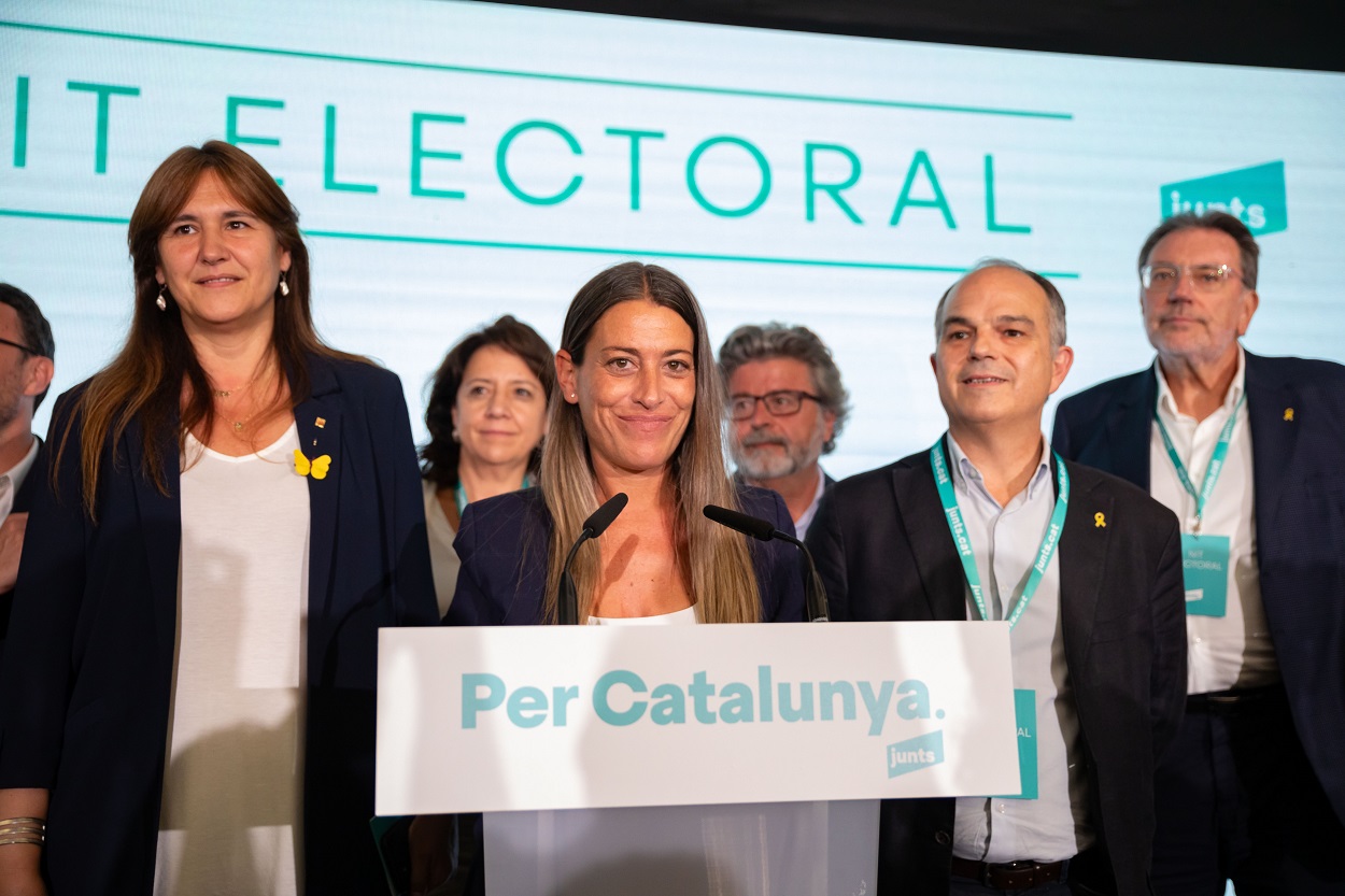 La candidata de Junts al Congreso por Barcelona, Mïriam Nogueras, con la presidenta del partido, Laura Borràs, y el secretario general, Jordi Turull, en la noche electoral.