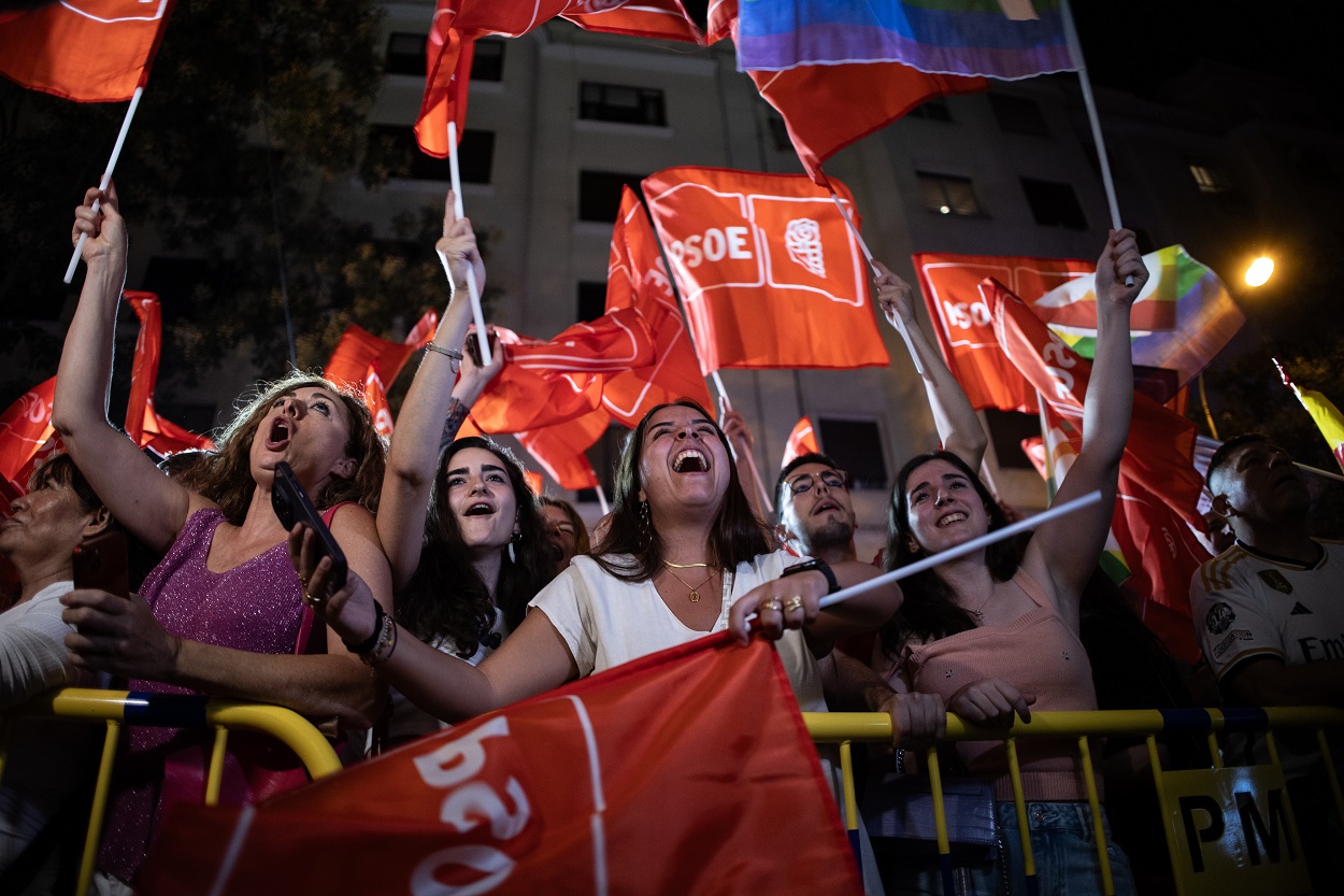 Simpatizanes del PSOE siguen la jornada electoral de los comicios generales frente a la sede del Partido Socialista en la calle Ferraz. EP.