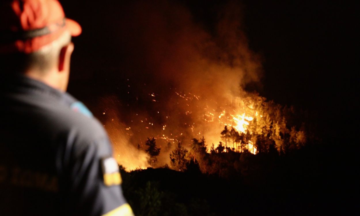 Un bombero griego en los incendios de la isla de Rodas. EP.