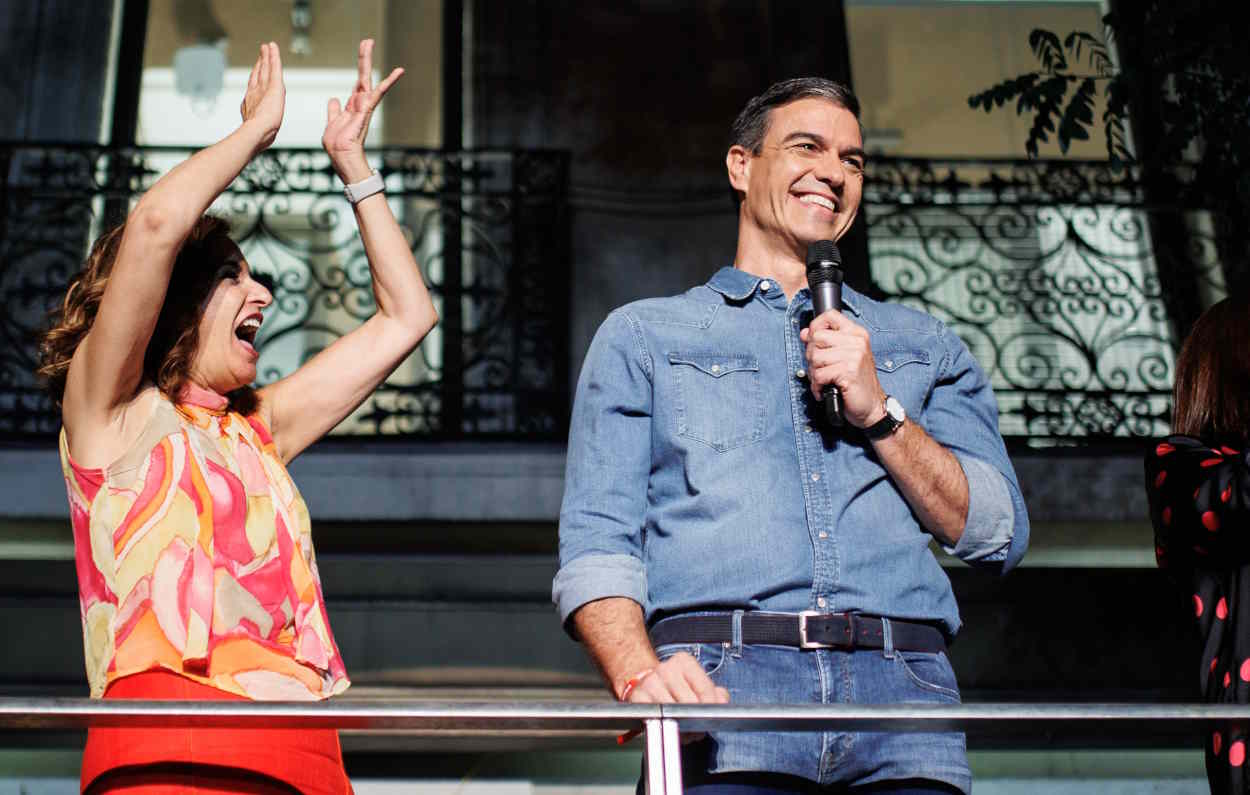 La ministra de Hacienda, María Jesús Montero, junto al presidente del Gobierno, Pedro Sánchez, en la noche electoral. EP