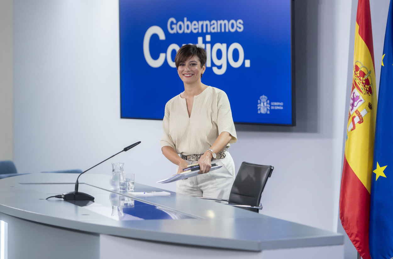 La ministra de Política Territorial y portavoz del Gobierno, Isabel Rodríguez, en la rueda de prensa posterior al último Consejo de Ministros previo a las vacaciones. EP