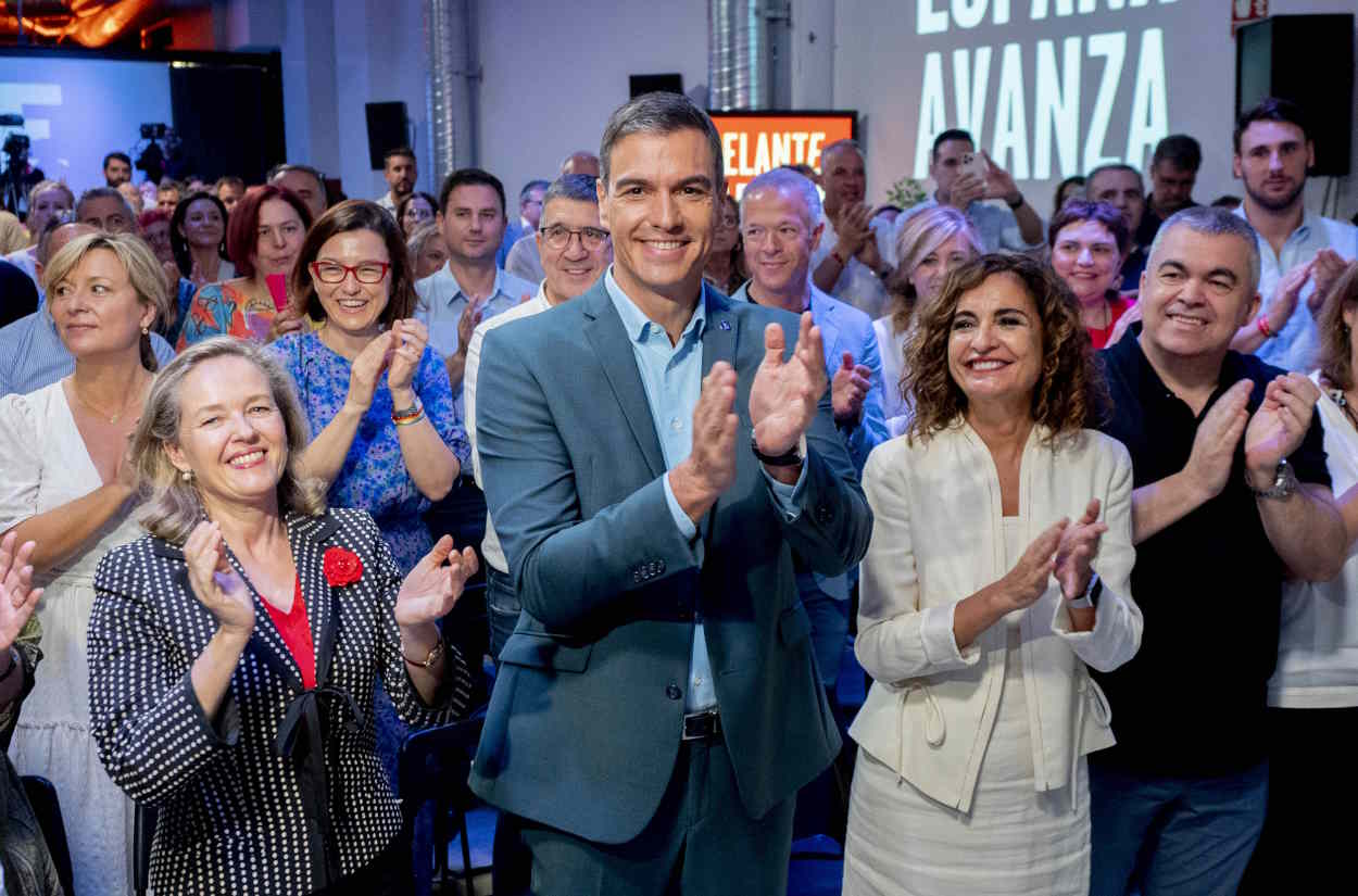 La vicepresidenta económica, Nadia Calviño; el presidente del Gobierno, Pedro Sánchez, y María Jesús Montero, ministra de Hacienda, en un acto electoral. EP