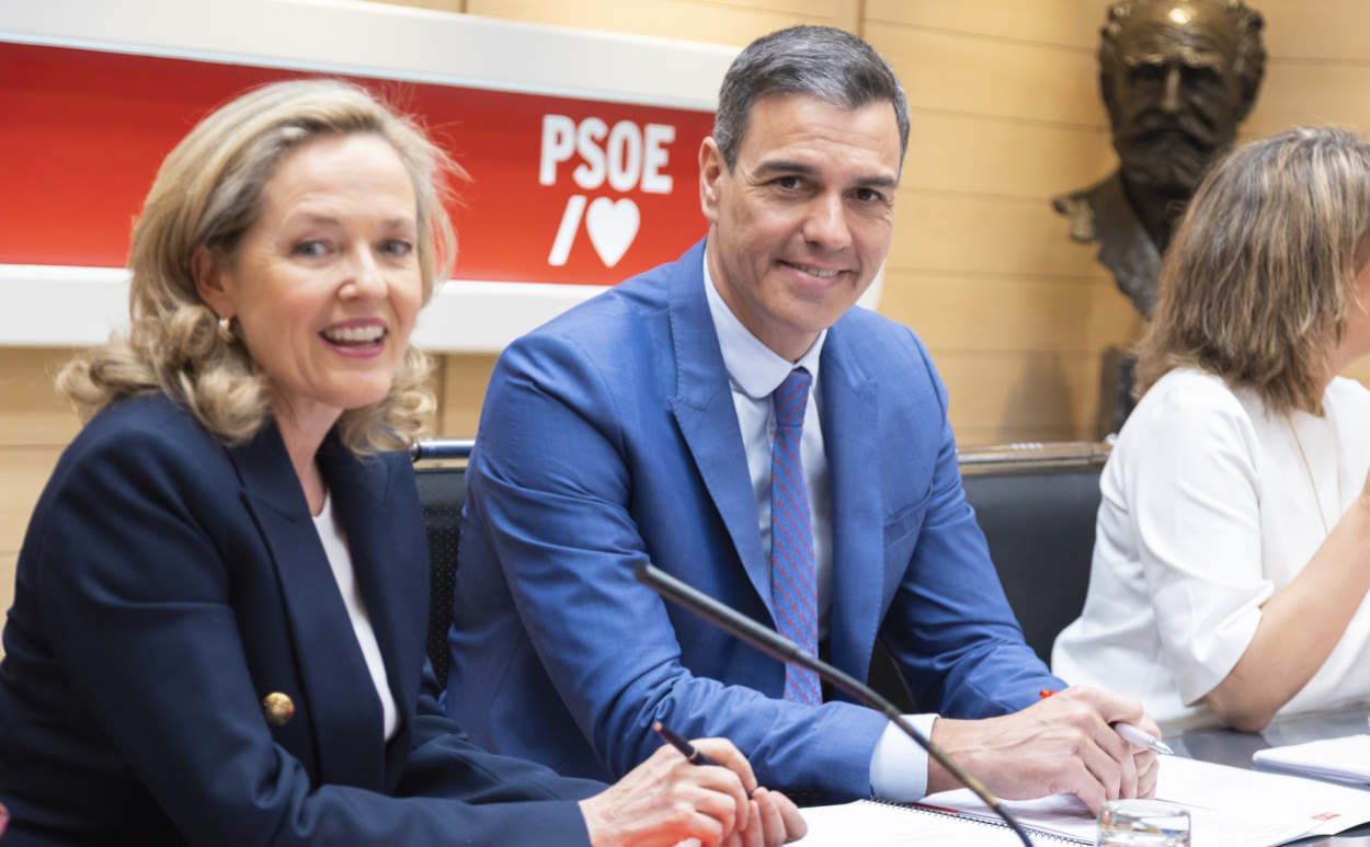 La vicepresidenta económica, Nadia Calviño, y el presidente del Gobierno, Pedro Sánchez. EP