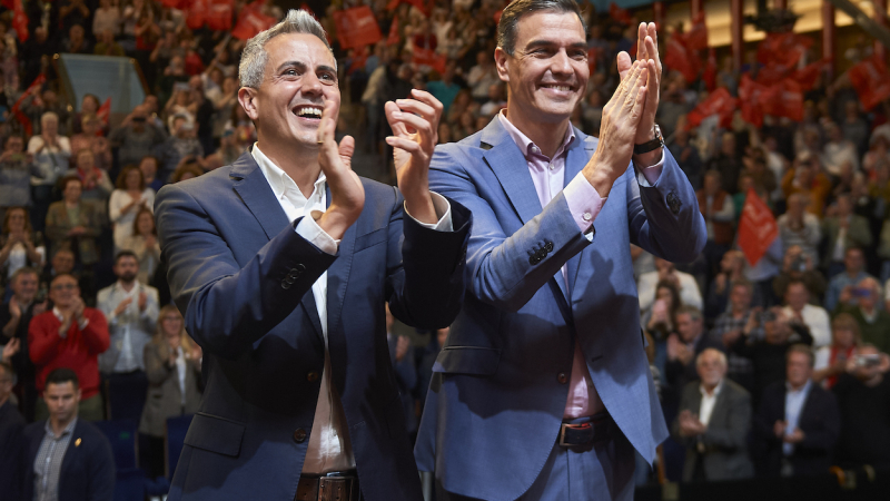 El secretario general del PSOE y presidente del Gobierno, Pedro Sánchez (d), y el candidato del PSOE a la Presidencia de Cantabria, Pablo Zuloaga. EP