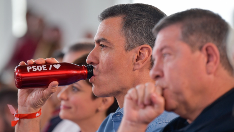 El candidato del PSOE a la Presidencia de la Junta, Emiliano García Page, y el secretario general del partido, Pedro Sánchez, en Puertollano.  EP