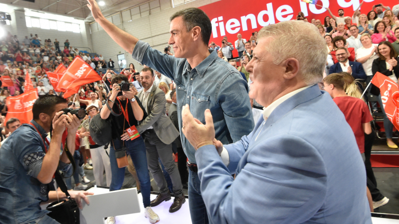 El presidente del Gobierno, Pedro Sánchez, saluda a los asitentes durante un acto de precampaña, en el Pabellón Príncipe de Asturias. EP