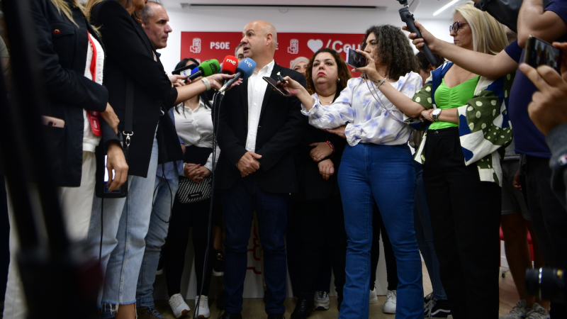 El candidato del PSOE a la Presidencia de Ceuta, Juan Gutiérrez (c), atiende a los medios durante el seguimiento de la jornada electoral en la sede del PSOE. EP
