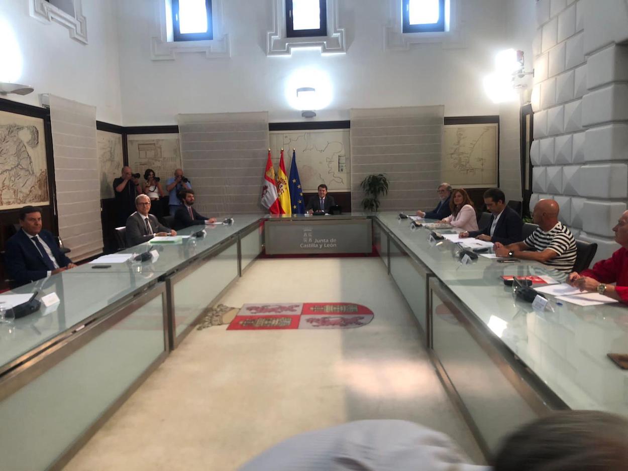 SOS de sindicatos y empresarios a Mañueco contra las ‘vejaciones’ de Vox en Castilla y León