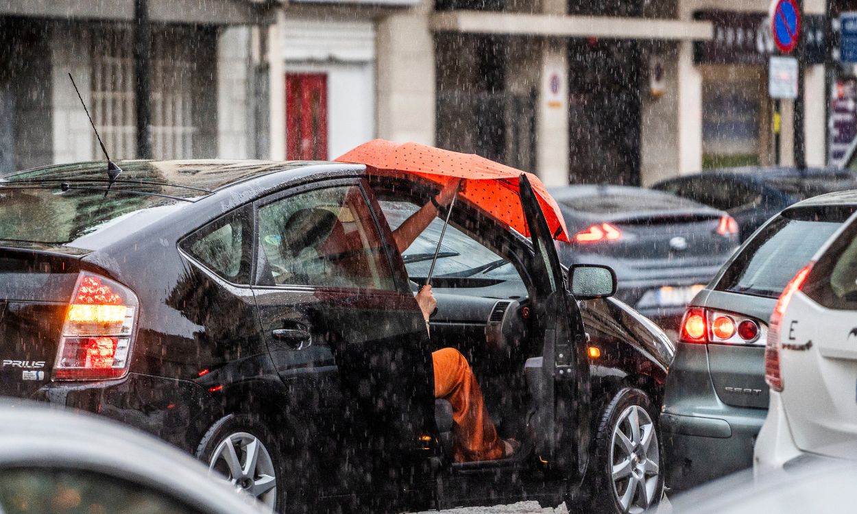 Vehículos bajo la lluvia en Valencia. EP.