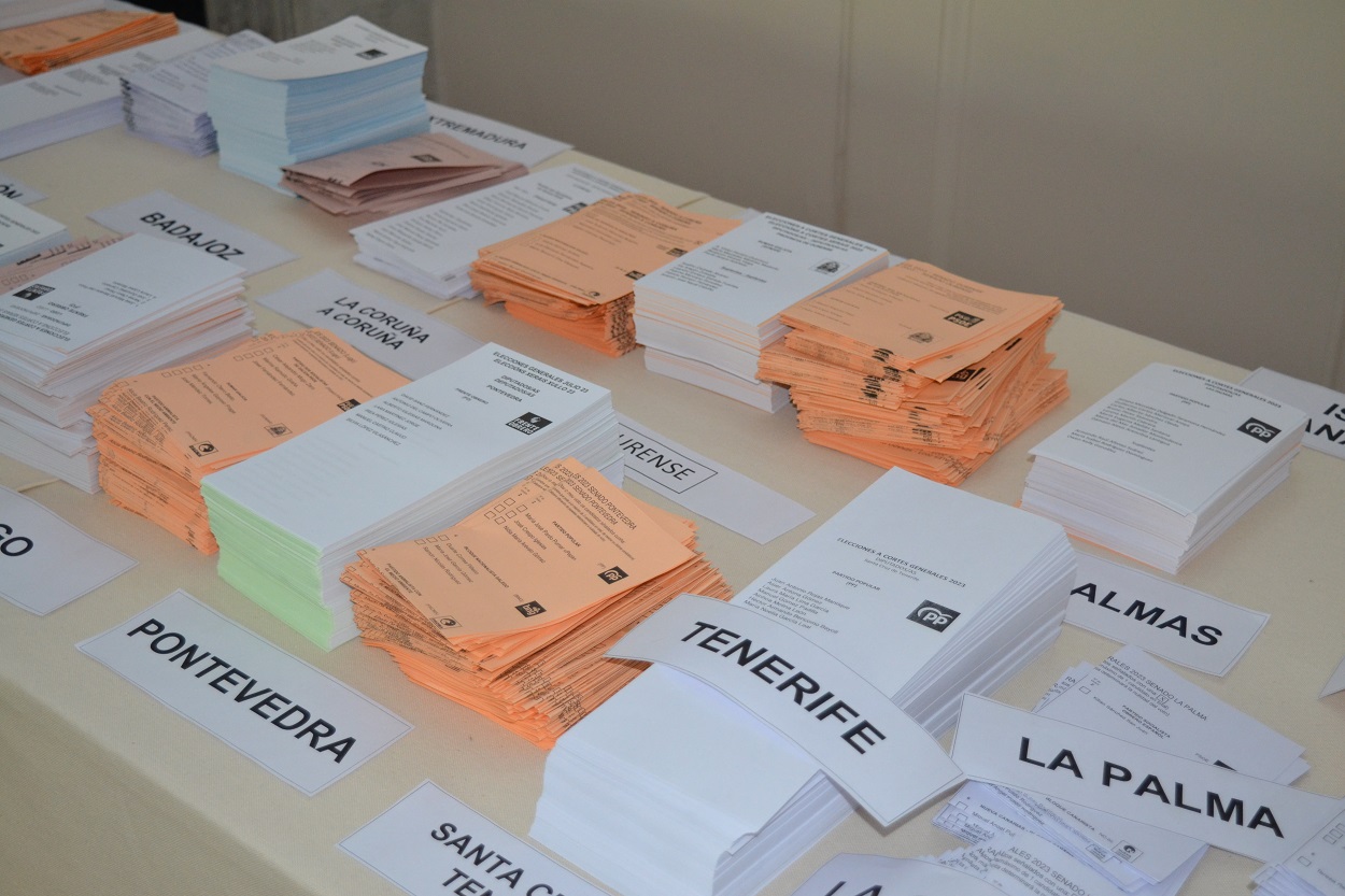 Papeletas para votar en la Embajada Española en Argentina. EP