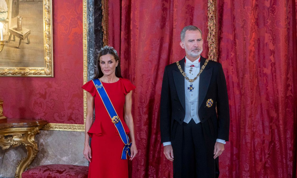 Los Reyes de España Felipe y Letizia a su llegada a la cena de gala organizada por los Reyes al presidente colombiano, en el Palacio Real, a 3 de mayo de 2023, en Madrid (España)