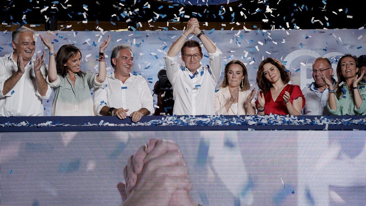 Feijóo y Ayuso en el balcón de Génova Feijóo y Ayuso en el balcón de Génova