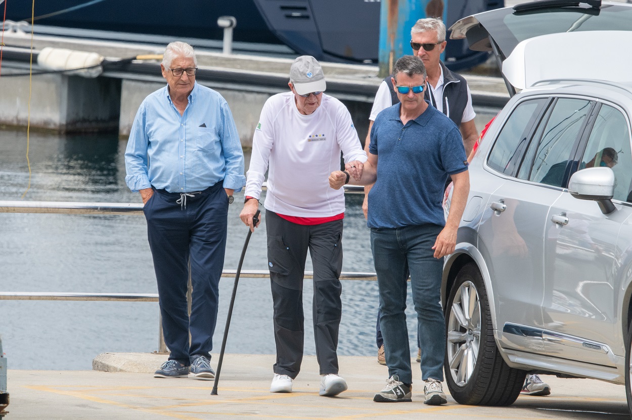 El rey emérito Juan Carlos I en el Club Náutico de Sanxenxo. EP