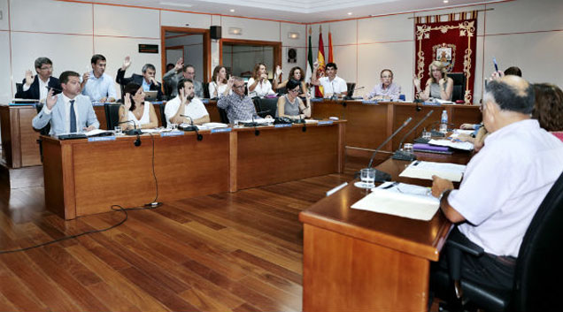 Investigados siete exconcejales del PP de Benalmádena por contrataciones irregulares