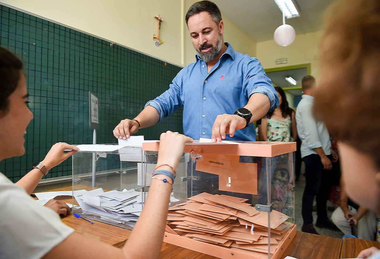 El candidato de de Vox, Santiago Abascal, depositando su voto el pasdo 23 de julio