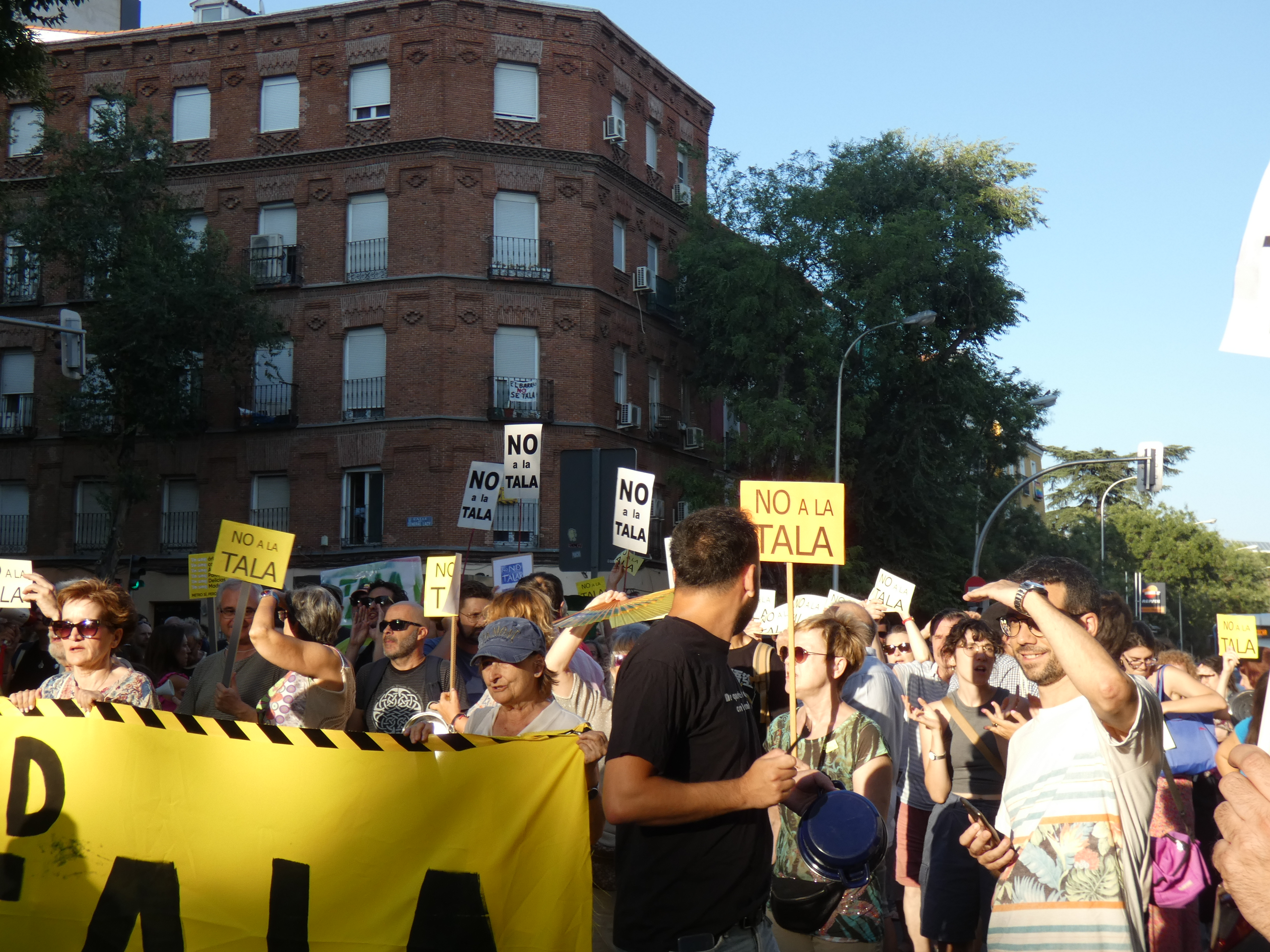 Los vecinos corean 'el barrio no se tala' como protesta tras la gestión del edil y la presidenta regional 