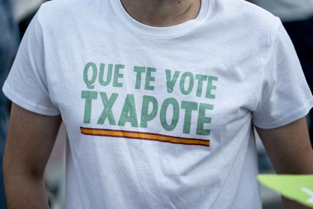 Un simpatizante de Vox porta una camiseta con el lema 'que te vote Txapote' durante el 23J. EP