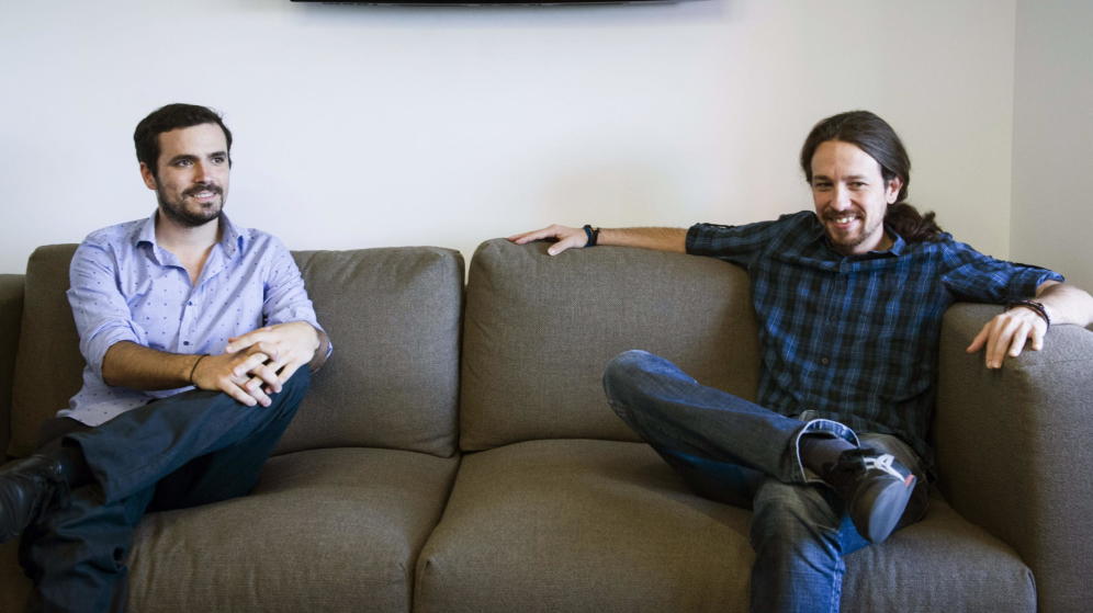 Alberto Garzón, líder de IU, junto a Pablo Iglesias, el número uno de Podemos