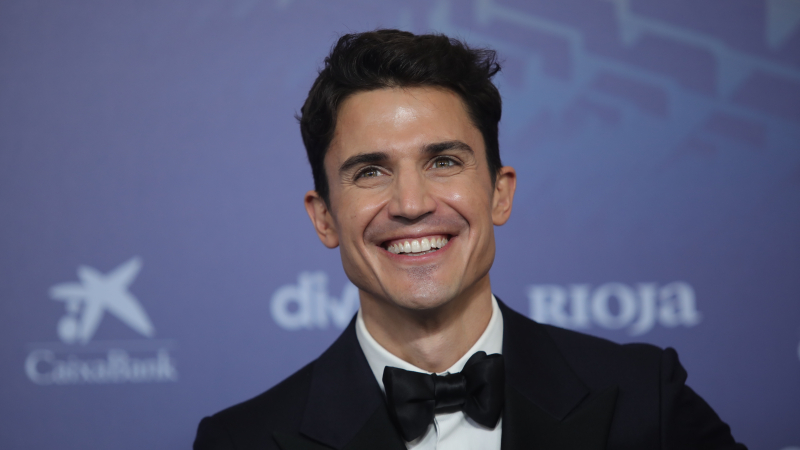 El actor Alex González posa en la alfombra roja previa a la gala de la 37 edición de los Premios Goya El actor Alex González posa en la alfombra roja previa a la gala de la 37 edición de los Premios Goya