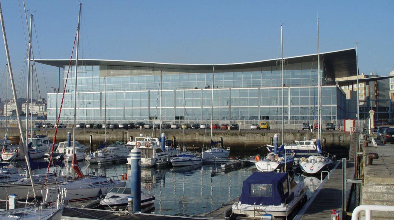 El vanguardista palacio de exposiciones y congresos Palexco (A Coruña), está ubicado a orillas del mar