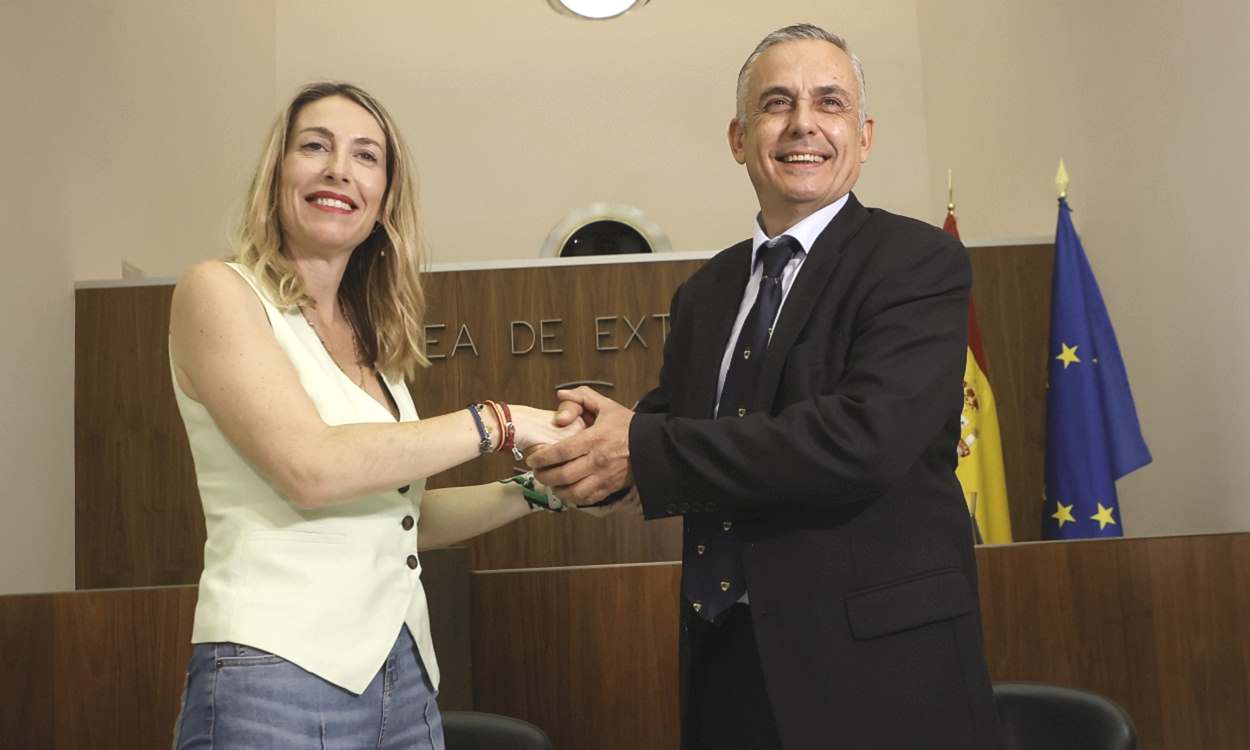 María Guardiola, presidenta de Extremadura, y el líder de Vox, Ángel Pelayo Gordillo. EP