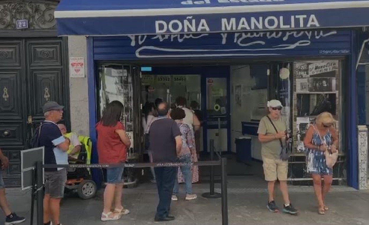 Doña Manolita ya acoge largas colas para coger un décimo. DS